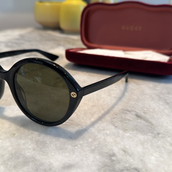 GUCCI WOMENS ROUND SHINY BLACK SUNGLASSES gently used - Picture 3 of 5